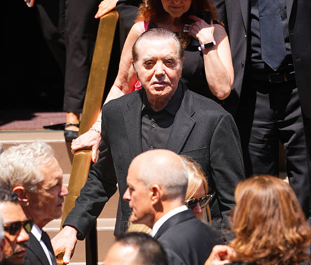 Celebridades comparecem ao funeral de Clive Davis