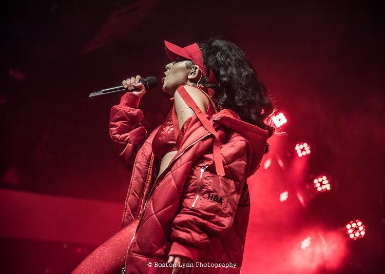 Charli XCX compartilha novo lado B “If You Take Away The Music Then What Has She Got?”
