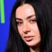 Charli XCX confirma sessões de audição de álbuns na Austrália