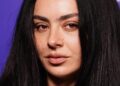 Charli XCX entra no set de filmagem com Vincent Cassel em novo videoclipe