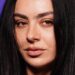Charli XCX entra no set de filmagem com Vincent Cassel em novo videoclipe