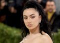 Charli XCX lança 'Música, Moda, Filme (Edição B-Sides)' no Streaming
