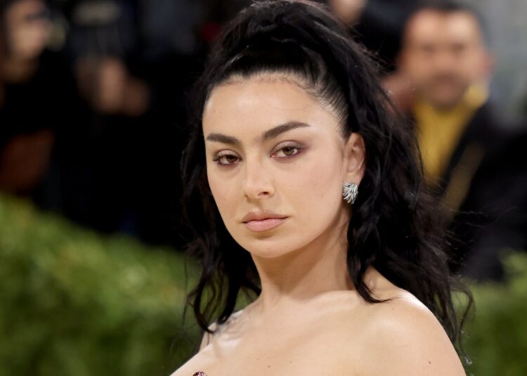 Charli XCX lança 'Música, Moda, Filme (Edição B-Sides)' no Streaming