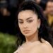 Charli XCX lança 'Música, Moda, Filme (Edição B-Sides)' no Streaming