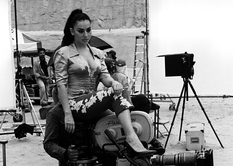 Charli XCX revela o último single 'Camera' do próximo 'Music, Fashion, Film' • Notícias • DIY Magazine
