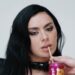 Charli xcx anuncia festas de audição do novo álbum Music, Fashion, Film acontecendo em 25 cidades