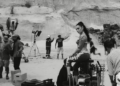 Charli xcx atende música, moda e cinema em vídeo de “câmera”