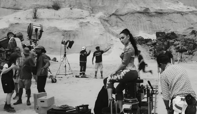 Charli xcx atende música, moda e cinema em vídeo de “câmera”