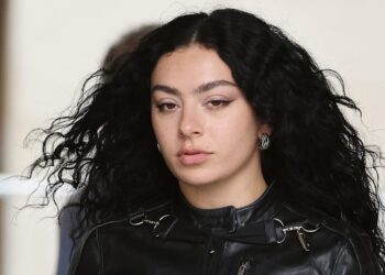 Charli xcx lança novo álbum ‘Music, Fashion, Film’