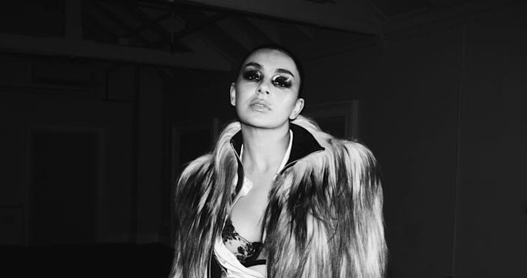 Charli xcx sediará eventos de audição de 'Música, Moda, Filme' em seu teatro local