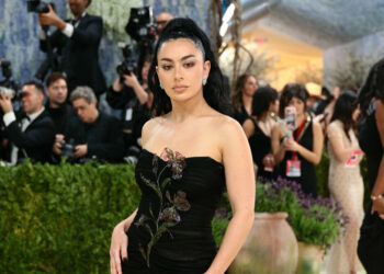 Charli xcx usou plugin de IA para design de som experimental no novo álbum Music, Fashion, Film