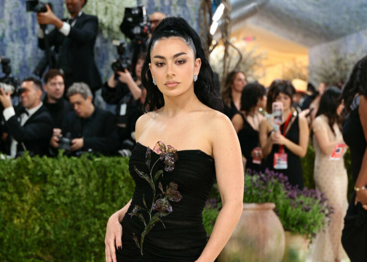 Charli xcx usou plugin de IA para design de som experimental no novo álbum Music, Fashion, Film