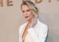 Charlize Theron faz comentário 'estranho' sobre o físico do co-estrela casado de 'Odyssey' Matt Damon