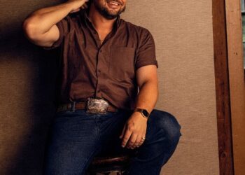 Chayce Beckham lança nova canção de amor neo western “Dirt Floor”