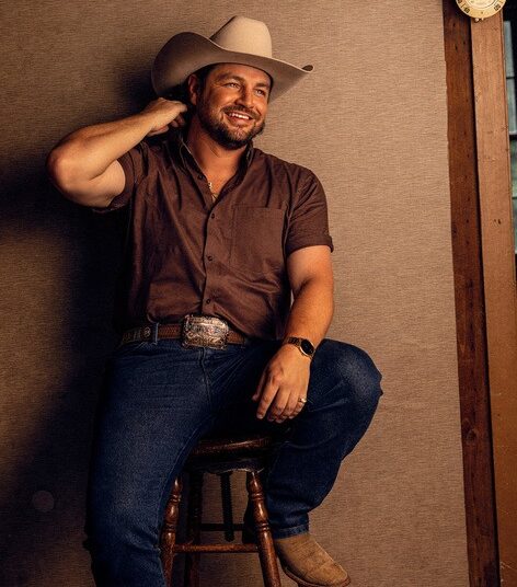 Chayce Beckham lança nova canção de amor neo western “Dirt Floor”