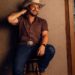 Chayce Beckham lança nova canção de amor neo western “Dirt Floor”