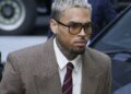 Chris Brown deve US$ 13 milhões à governanta atacada por pastor caucasiano