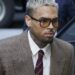 Chris Brown deve US$ 13 milhões à governanta atacada por pastor caucasiano
