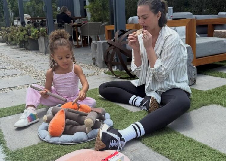 Chrissy Teigen compartilha lindas fotos de família da aventura romana com seus 4 filhos para apoiar John Legend na turnê