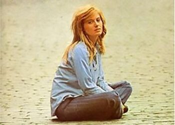 Christina Applegate recria a capa do álbum de 1968 de sua mãe: 'É tão legal'