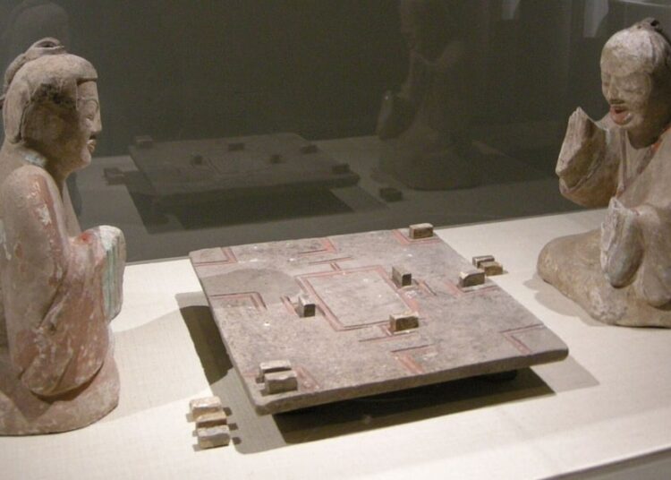Cientistas chineses desenterram um primo de xadrez de 2.000 anos jogado pela realeza e plebeus
