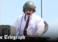 Comandante ao volante: King anda de tanque durante visita ao regimento