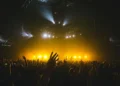 Como os festivais de música amplificam novos talentos: caminhos para públicos globais