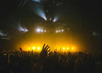 Como os festivais de música amplificam novos talentos: caminhos para públicos globais