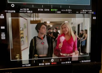 Conheça Gabrielle Policano, que interpreta a amiga queer de Elle, Liz, na prequela de Legalmente Loira
