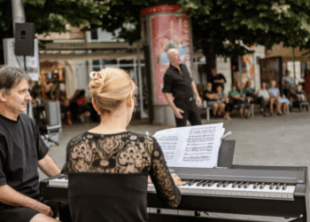 Crítica: 'Opera in the Middle' do UPROSTŘED enche Moravske Namesti de música
