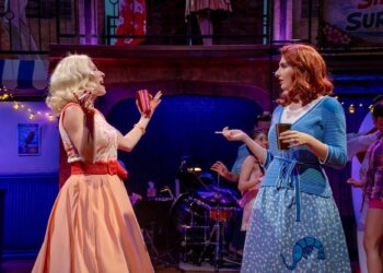 Crítica de 'The Merry Wives of Windsor Cove': uma comédia de surf shakespeariana