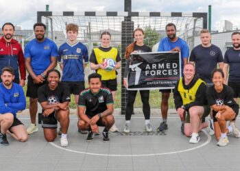 DVIDS – Imagens – Soldados dos EUA e do Reino Unido participam do Armed Forces Entertainment All-Star Soccer Tour [Image 13 of 13]