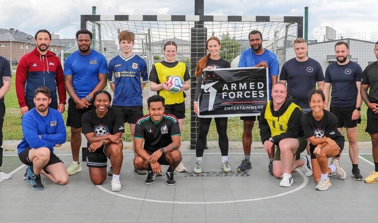 DVIDS – Imagens – Soldados dos EUA e do Reino Unido participam do Armed Forces Entertainment All-Star Soccer Tour [Image 13 of 13]