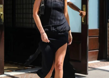 Dakota Johnson faz uma declaração em vestido preto transparente com fenda ousada para o casamento de Taylor Swift e Travis Kelce em Nova York