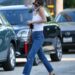 Dakota Johnson usa a maior tendência de calçados do verão: sapatilhas de alto vampiro.