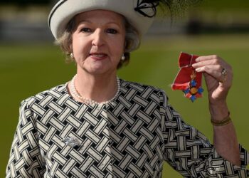 Dame Penelope Keith, estrela de sitcom britânica, morre aos 86 anos