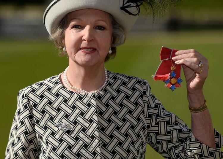 Dame Penelope Keith, estrela de sitcom britânica, morre aos 86 anos