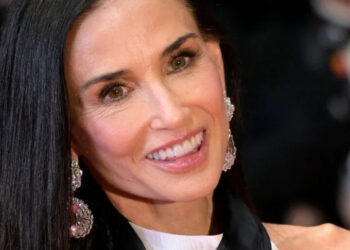 Demi Moore e Tallulah Willis trouxeram o estilo mãe-filha para Paris, mas o punho e os sapatos verdes neon de Demi roubaram a cena