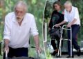Dick Van Dyke, 100, usa andador durante um raro passeio com a esposa Arlene, 54