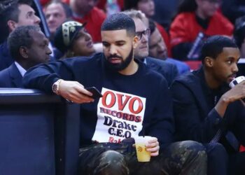 Drake breaks the internet with new photo dump
