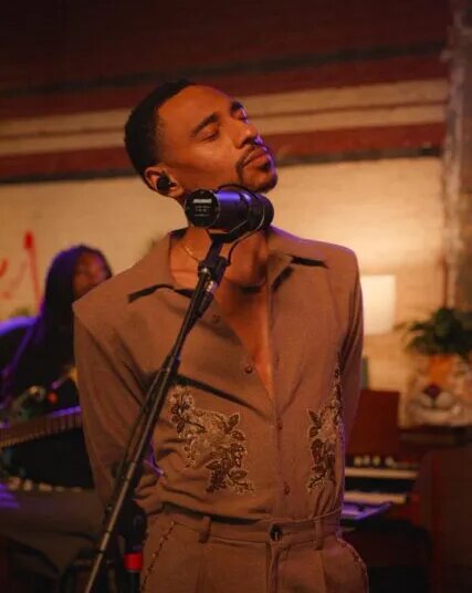 Durand Bernarr homenageia Ella Fitzgerald e Alanis Morissette em novas apresentações impressionantes