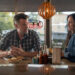 É texano, terno e, sim, totalmente sexy. Como 'Ransom Canyon' se tornou a próxima obsessão da Netflix.