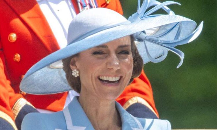 EXCLUSIVO: Rainha Elizabeth silenciou a princesa Kate quando ela ingressou na empresa, afirmam fontes