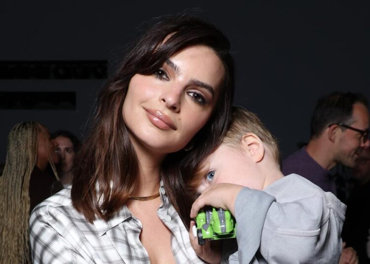 Emily Ratajkowski consegue sete dígitos por livro sobre sexo como mãe solteira