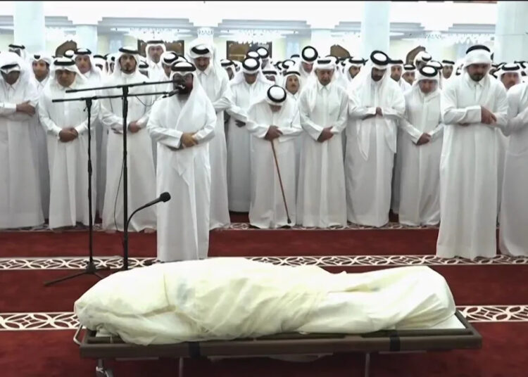 Emir do Catar, família real e altos funcionários comparecem ao funeral do falecido ex-emir em Doha