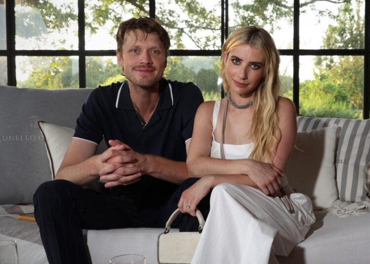 Emma Roberts se casa com Cody John em uma cerimônia exuberante ao ar livre