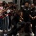 Empresa de entretenimento tailandesa expressa 'arrependimento' e suspende 'equipe terceirizada' após polêmico incidente em que funcionários agrediram uma mulher chinesa em um evento de fanmeeting