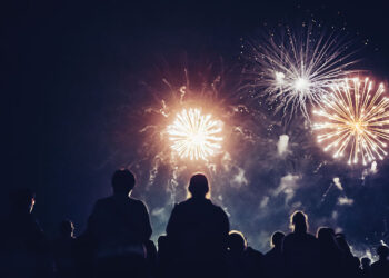 Entretenimento de fim de semana, muito espaço para explosões de fogos de artifício