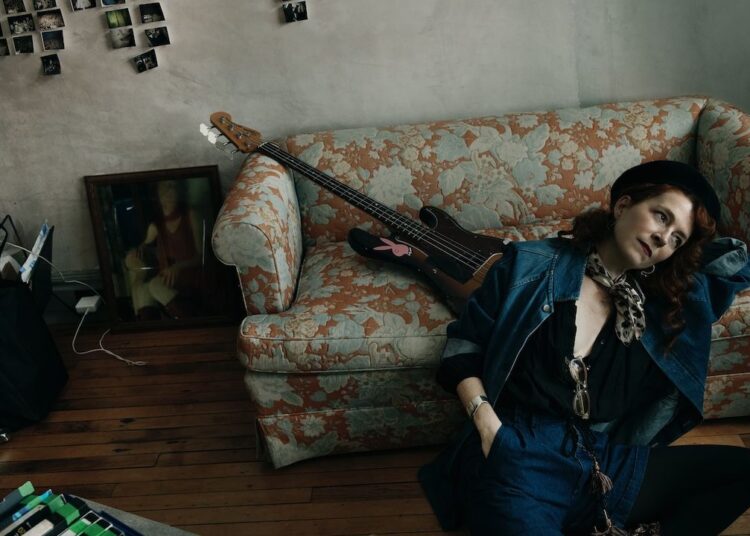 “Esses sons são o lado quieto e privado da garota que se juntou à grande banda de rock americana.” Melissa Auf der Maur, ex-baixista do Hole e Smashing Pumpkins, anuncia Bass Womb Room, sua primeira música nova em mais de 15 anos