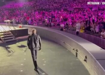 Estrelas de Grease se reúnem para cantar comoventes quase 50 anos após o lançamento do filme